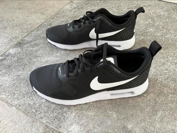 Nike Air Max Tavas Black nieuw en origineel beschikbaar voor biedingen