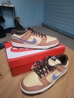 Nike Dunk Low - Dusted Clay / Dusty Amethyst / Team Gold, Kleding | Heren, Schoenen, Overige kleuren, Nike, Nieuw, Ophalen of Verzenden