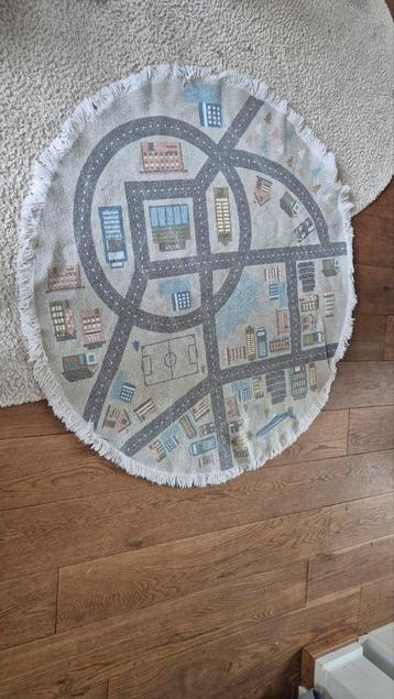 Speelkleed met straten en gebouwen beschikbaar voor biedingen