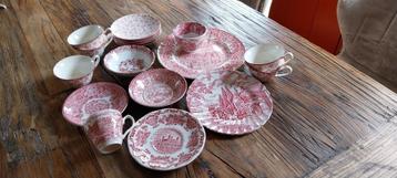 Rood servies beschikbaar voor biedingen