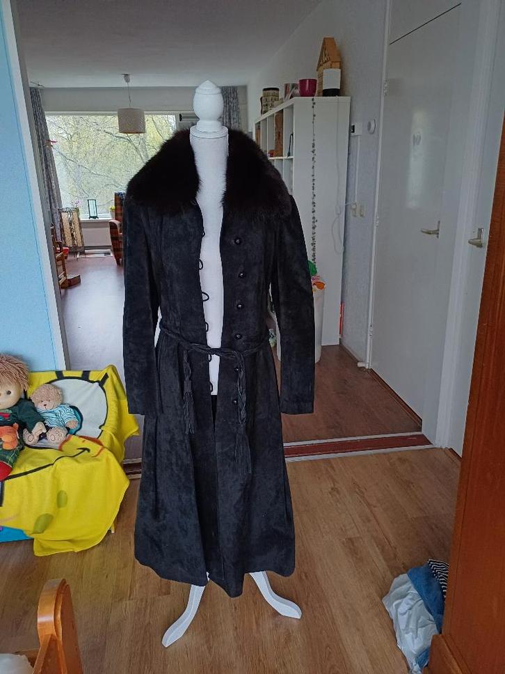 Zwarte suède jas met bontkraag, Kleding | Dames, Jassen | Winter, Zo goed als nieuw, Maat 38/40 (M), Zwart, Ophalen of Verzenden