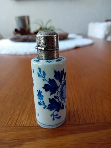 PORCELEYNE FLES  REUKFLESJE ZILVEREN DOP DELFTS BLAUW 1881 beschikbaar voor biedingen