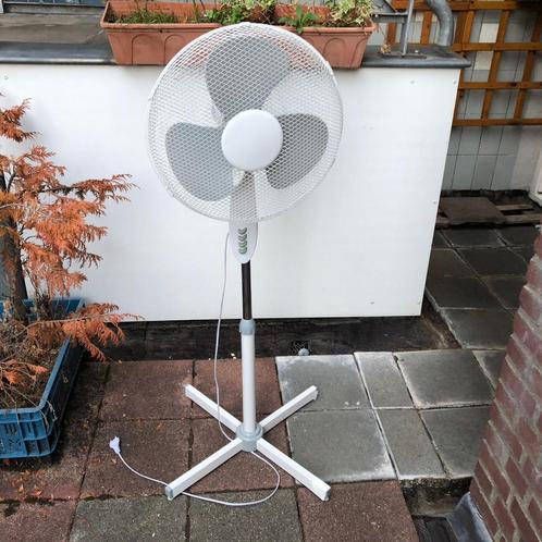 Ventilator op statief 3 snelheden draaibare + kantelbare, Witgoed en Apparatuur, Ventilatoren, Gebruikt, Statiefventilator, Ophalen