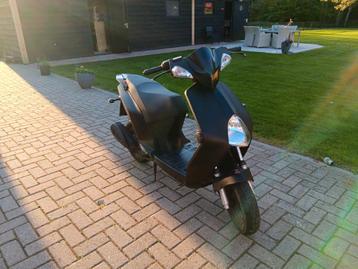 Explorer scooter zwart.  beschikbaar voor biedingen