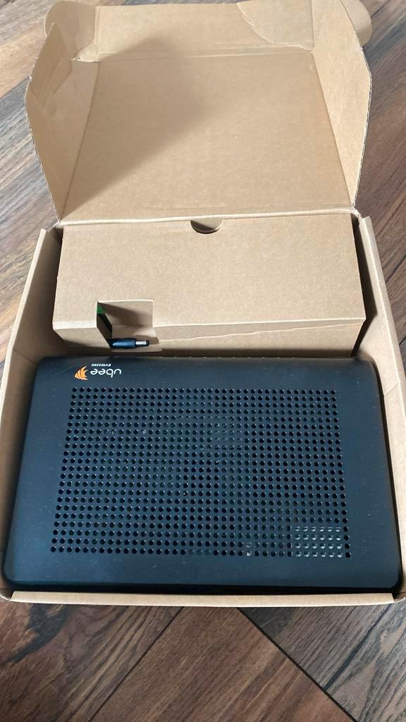 Ubee dual band switch / modem, Computers en Software, Routers en Modems, Zo goed als nieuw, Ophalen of Verzenden