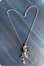 Zilverkleurige ketting met zilverkleurige en blauwe hangers, Ophalen of Verzenden, Verstelbaar, Zo goed als nieuw, Zilver