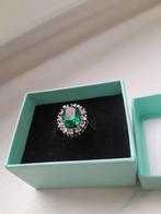 Klassieke zilveren damesring met een smaragd kleurige steen, Verzenden, Zo goed als nieuw, 17 tot 18, Dame