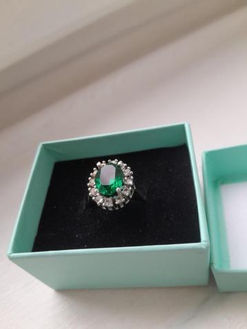 Klassieke zilveren damesring met een smaragd kleurige steen  beschikbaar voor biedingen