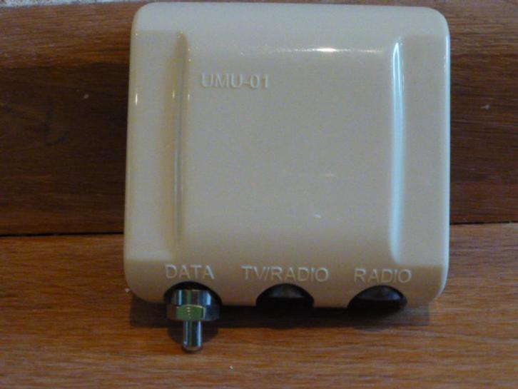 TV splitter UMU-01 Data Radio TV bij binnenkomst woning, Audio, Tv en Foto, Audiokabels en Televisiekabels, Gebruikt, Coaxiale kabel