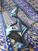 Antiek brons beeldje uit Afrika van man met trommel 10 cm.