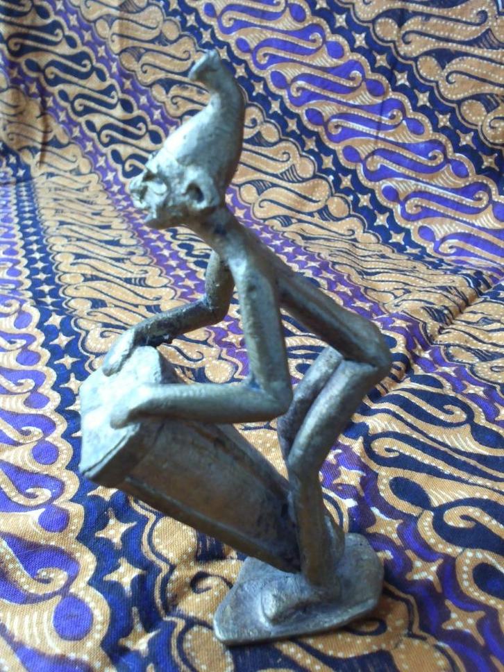Antiek brons beeldje uit Afrika van man met trommel 10 cm., Antiek en Kunst, Kunst | Niet-Westerse kunst, Ophalen of Verzenden
