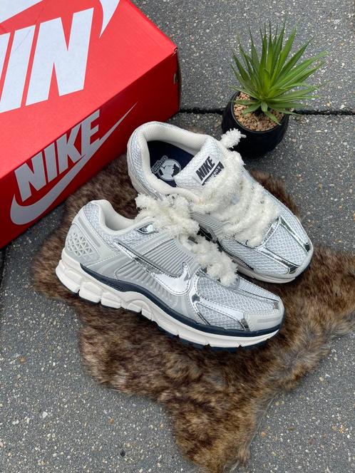 Nike Zoom Vomero 5 Chrome – Maat 40 Grijs Zilver Photon Dust, Kleding | Dames, Schoenen, Nieuw, Sneakers of Gympen, Grijs, Ophalen of Verzenden