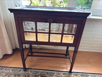 Antiek theekastje met geslepen glas beschikbaar voor biedingen