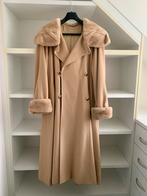 Wijde mantel met bontkraag Demelius, Maat 38/40 (M), Beige, Ophalen of Verzenden, Zo goed als nieuw