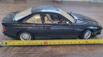 BMW 850i Maisto 1990, donkerblauw,  schaalmodel 1:18 beschikbaar voor biedingen