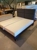 Nieuw showroommodel bed. 180x200 cm  aanbieding   nr12, Huis en Inrichting, Slaapkamer | Bedden, Ophalen, 180 cm, 200 cm, Stof