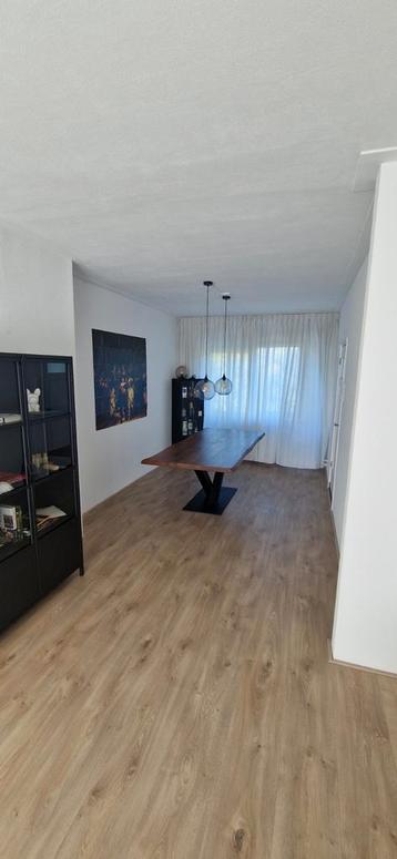 Acacia Boomstam Eettafel met V-poot beschikbaar voor biedingen