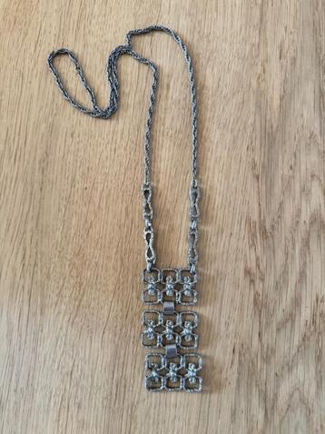Brutalistische ketting beschikbaar voor biedingen