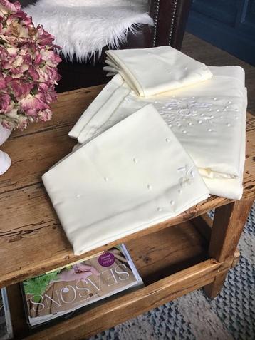 Antieke lakenset (nieuw) beschikbaar voor biedingen