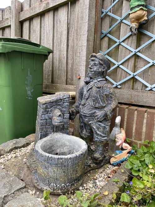 Mooi Beeld van Boertje met pijp en Waterpomp, kan waterpomp, Verzamelen, Beelden en Beeldjes, Gebruikt, Mens, Ophalen