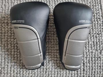 Twee paar bokshandschoenen beschikbaar voor biedingen