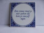 Spreuk / Spreuken tegel Een vrouw moet je niet zoeken die .., Antiek en Kunst, Antiek | Wandborden en Tegels, Ophalen of Verzenden