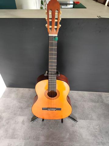 Akoestische gitaar met standaard  beschikbaar voor biedingen