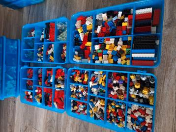 12 bakken met gesorteerde lego beschikbaar voor biedingen