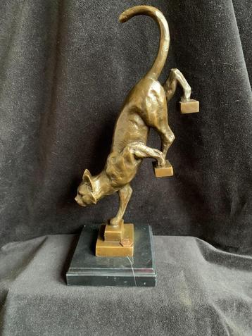 Poes op trap , gesigneerd , brons/bronzen beschikbaar voor biedingen