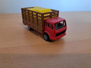 vrachtwagen met strobalen beschikbaar voor biedingen