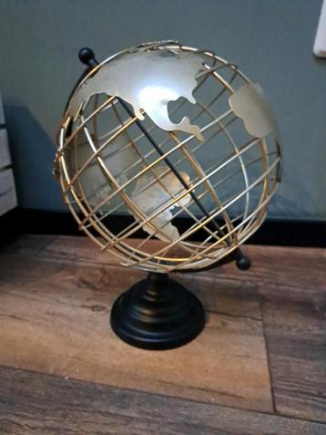 Draaiende wereldbol beschikbaar voor biedingen