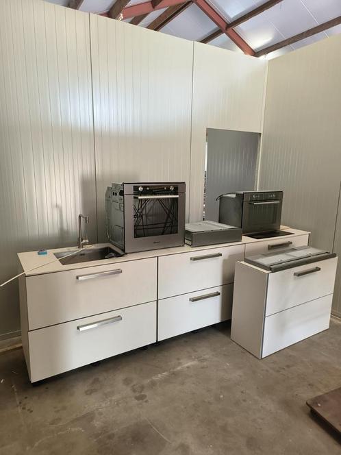 Keuken met inductieplaat. Bovenkast en losse hoge kast., Huis en Inrichting, Keuken | Complete keukens, Zo goed als nieuw, Ophalen