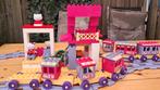 Hello Kitty Unico Station met Trein & Rails, Kinderen en Baby's, Speelgoed | Duplo en Lego, Ophalen of Verzenden, Gebruikt, Complete set