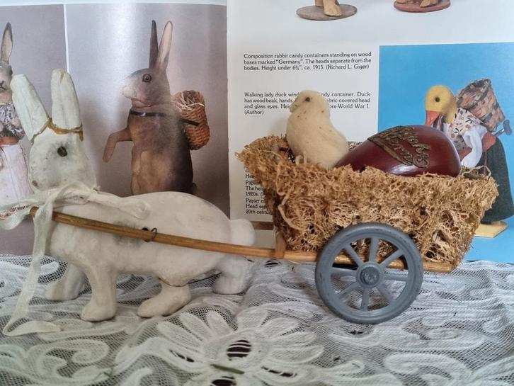 Antieke museale paashaas met karretje, Diversen, Pasen, Ophalen of Verzenden