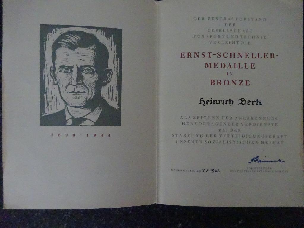 DDR:  oorkonde Ernst Schneller medaille 1962 brons, Ophalen of Verzenden