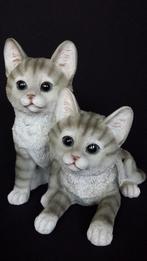 Kunststof BEELDJE <> 2 Jonge KATJES Grijs getijgerd, H 21cm, Antiek en Kunst, Ophalen of Verzenden