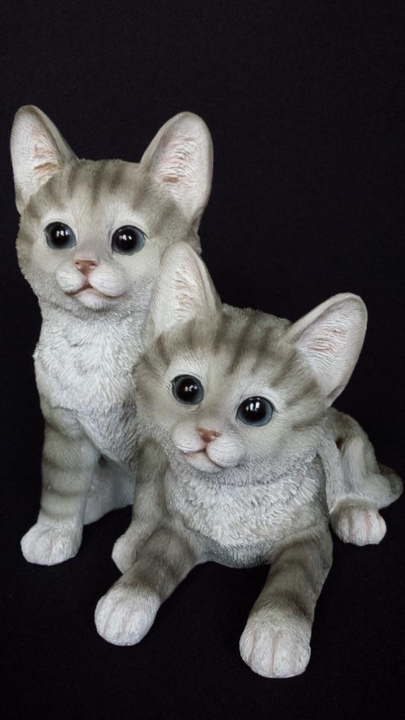 Kunststof BEELDJE <> 2 Jonge KATJES Grijs getijgerd, H 21cm, Antiek en Kunst, Curiosa en Brocante, Ophalen of Verzenden