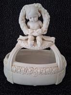 Art nouveau biscuitporseleinen mandje met kindje., Antiek en Kunst, Antiek | Porselein, Ophalen