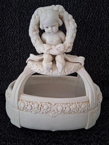 Art nouveau biscuitporseleinen mandje met kindje.  beschikbaar voor biedingen
