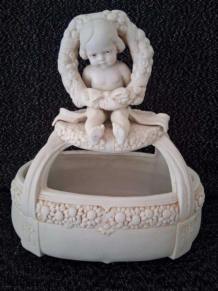 Art nouveau biscuitporseleinen mandje met kindje., Antiek en Kunst, Antiek | Porselein, Ophalen