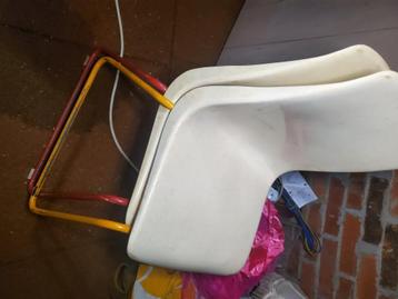 Vintage kleuterstoeltjes beschikbaar voor biedingen