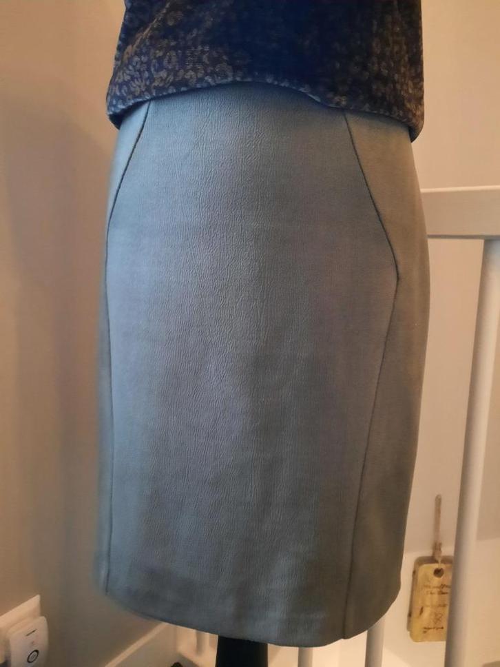 Lynde olijf groene suède look rok college style, Kleding | Dames, Rokken, Zo goed als nieuw, Maat 38/40 (M), Groen, Knielengte