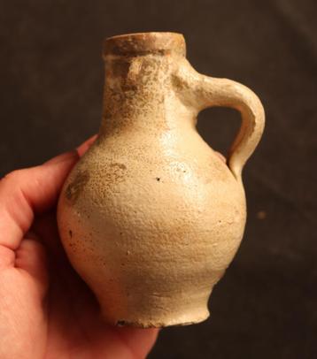 Antiek steengoed kruikje  beschikbaar voor biedingen