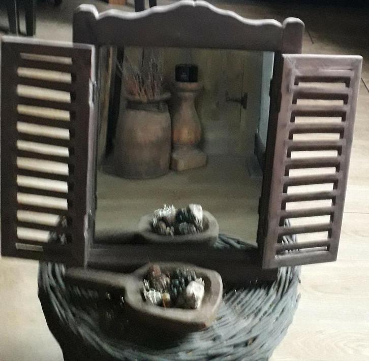 Houten spiegel met louvre deurtjes, Huis en Inrichting, Woonaccessoires | Spiegels, Zo goed als nieuw, Minder dan 50 cm, Minder dan 100 cm