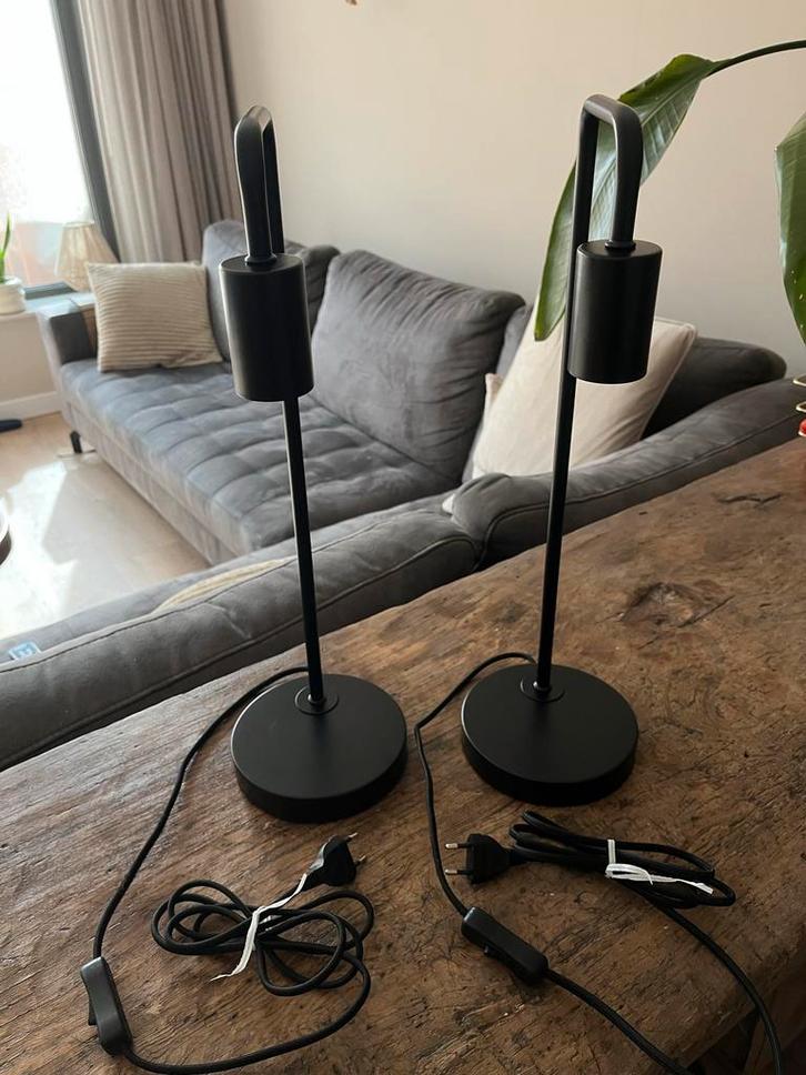 Set van 2 zwarte tafellampen - Leen Bakker, Huis en Inrichting, Lampen | Tafellampen, Zo goed als nieuw, 50 tot 75 cm, Metaal