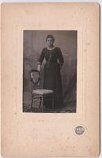 Kabinetfoto Vrouw bij Stoel - Foto N.W. Mens Ede -, Gebruikt, Verzenden, Foto, Voor 1940