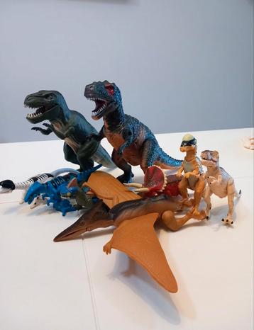 Dinosaurussen die op batterijen werken. beschikbaar voor biedingen