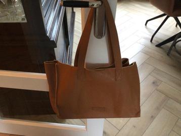 Leren shopper beschikbaar voor biedingen