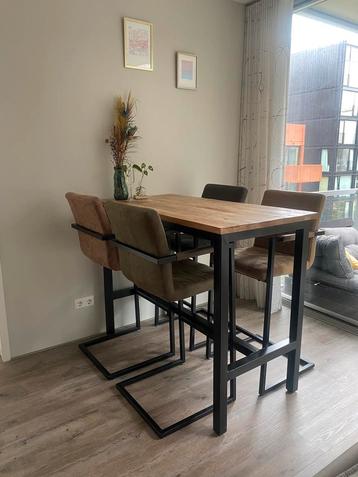 Industriële hoge eettafel inclusief stoelen beschikbaar voor biedingen