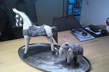 Decoratief paard en olifant beschikbaar voor biedingen